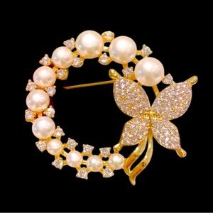 Faux pearls rhinestones pin​​​